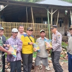  Kapolsek Sangkapura, AKP Sujai bersama Forkopimcam memberikan bantuan kepada korban tanah longsor. Foto: ist.
