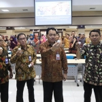 Kepala BPKAD, Dr. Ir. Jumadi, M.M. bersama seluruh karyawan dan staf makan telur bareng di kantor BPKAD Jatim. foto: ist