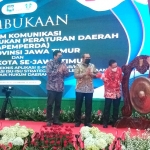 PJ Sekdaprov Jatim Wahid Wahyudi, Direktur Produk Hukum Daerah Ditjen Otda Kemendagri RI Makmur Marbun, Wakil Ketua IV DPRD Prov. Jatim Sahat Tua P. Simanjuntak saat pembukaan forum. foto: DEVI FITRI/BANGSAONLINE