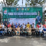 Danrem 082/CPYJ dan Dandim 0809/Kediri bersama peserta acara simulasi pengamanan pemilu.