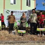 Kepala Kemenag Tuban bersama Kepala MAN 2 Tuban saat melakukan penanaman Pohon Matoa sebagai bentuk mendukung gerakan menanam 1 juta pohon matoa yang digagas oleh Kemenag RI