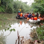 Tim gabungan Basarnas, BPBD, Polresta Sidoarjo, dan relawan menyisir setiap sudut sungai.