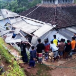 Kondisi bagian atap pondok yang ambrol karena diterjang longsor.