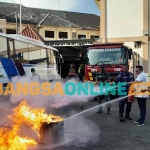 Simulasi penanganan kebakaran yang digelar Umaha Sidoarjo. Foto: MUSTAIN/BANGSAONLINE
