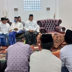 Gus Barra yang didampingi sejumlah anggota dewan saat memberi sambutan dalam agenda buka bersama di Kampus IKHAC Pacet.