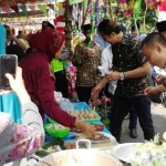 Salah satu stand kupat diserbu pengunjung.