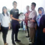 Pemimpin Redaksi HARIAN BANGSA Nur Syaifuddin menyerahkan tali asih kepada Randy Salim, Corporate Communications Uber Indonesia. Turut hadir, alencia Naoenz, Public Relations Consultant Uber Indonesia (pojok kiri), Manajer Iklan HARIAN BANGSA Yuni (pojok kanan) dan pemimpin perusahaan Abdurrahman Ubaidah (tengah). foto: rosihan