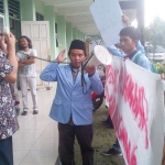 Demo mahasiswa di kampus STIT Raden Wijaya, Kota Mojokerto. foto: soffan/bangsaonline.com