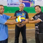 Pembukaan Turnamen Bola Voli Sartono Cup ke-7 di GOR Rajawali Ngariboyo ditandai dengan penyerahan bola dari panitia kepada wasit. Foto: ANTON/HB