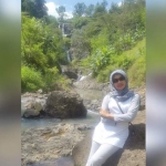 Kepala Disparpora Pacitan Hj. Endang Surjasri saat berada di salah satu OBYEK wisata di Pacitan.