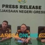 Kajari Gresik, Nana Riana, didampingi Kasi Pidsus, Alifin Nurahmana Wanda, dan Kasi Intel, Raden Achmad Nur Rizky, ketika memberikan keterangan pers. Foto: SYUHUD/BANGSAONLINE