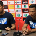 Nil Maizar, Pelatih Persela Lamongan (kiri).