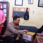 Kapolres Kediri, AKBP Agung Setyo Nugroho, didampingi istrinya saat menyerahkan bantuan kepada Andira Kayana Aldari.