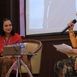 
Shahnaz Haque Ketika berdialog dengan ibu-ibu anggta IKPB Jatim. Foto: Humas Kemenkumham Jatim untuk BANGSAONLINE.com