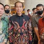 Ketua Umum DPP Bara Nusa, Gianto Wijaya (Batik Hijau), saat bersama Presiden Jokowi.