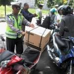 Sejumlah polisi memeriksa barang bawaan pengendara. foto: Haris/BangsaOnline.com