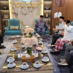 Dr KH Mochammad Irfan Yusuf (Gus Irfan) saat menerima Prof Dr KH Asep Saifudddin Chalim, pendiri dan pengasuh Pondok Pesantren Amanatul Ummah Surabaya dan Pacet Mojokerto Jawa Timur di kantor Kementerian Haji dan Umrah Republik Indonesia Jalan Thamrin Jakarta, Selasa (16/12/2025). Foto: bangsaonline