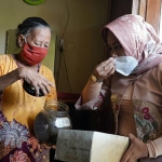 Wali Kota Mojokerto Ning Ita saat sidak menemukan suami-istri lansia memproduksi rokok secara ilegal di Kota Mojokerto, Sabtu(14/11/2020). foto: aris/ bangsaonline.com