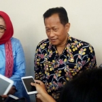 Kiri ke kanan, Kajari Kota Mojokerto Halila Rama Purnama, Wawali Achmad Rizal Zakaria, dan Kepala BPPKA Etty Novia memberikan keterangan pers. foto: YUDI EP/ BANGSAONLINE