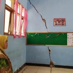 Salah satu guru menunjukkan keretakan di salah satu ruang kelas.