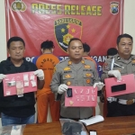 Kapolsek Peterongan AKP Dian Anang saat menunjukkan barang bukti yang diamankan. Foto: AAN AMRULLOH/ BANGSAONLINE