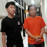Petugas dari Polsek Karang Pilang saat bersama pelaku pelecehan seksual.