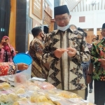 Bupati Tuban H. Fathul Huda ketika meninjau salah satu stan pameran. 