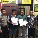 Petugas dari Polres Pasuruan saat mengekspose 2 begal pembacok yatim.