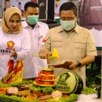 Ketua DPD Gerindra Jatim, Anwar Sadad, saat memotong tumpeng dalam giat tasyakuran HUT Gerindra ke-14. Foto: Ist