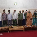 SILATURAHIM: KH Sholeh Hayat, H. Agus Ubaidillah, bersama KH Kholili Abdul Jalil usai acara istighotsah Rebo Wekasan, di Krembung, Selasa (13/10) malam. foto: ist.