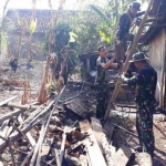 Satgas TMMD Kodim Malang saat membenahi salah satu rumah warga yang tidak layak huni.