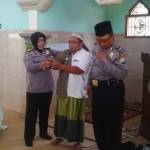 SIAP PERANGI NARKOBA: Kasat Binmas Polres Tuban, AKP Mardiyah, saat memberikan jaket kepada para kiai dan tomas. foto: suwandi/ BANGSAONLINE