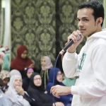 Dokter Gamal Albinsaid kembali berbagi inspirasi. Kali ini di hadapan ratusan ibu-ibu di Surabaya lewat acara “Belajar Tanpa Batas". foto: ist