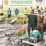 Bupati Jombang, Nyono Suharli Wihandoko saat pencanangan musim tanam tahun 2016-2017 di Desa Tejo, Kecamatan Mojoagung, Selasa (22/11). foto: ROMZA/ BANGSAONLINE