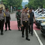 Kapolres Pacitan AKBP Setyo K Heriyatno saat meninjau pasukan.