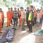 Jenazah korban dievakuasi Tim Basarnas Pos SAR Trenggalek.