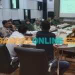 Lintas komisi DPRD Gresik saat hearing dengan dinas koperasi, UMKM, perindustrian dan perdagangan soal hibah 2022. Foto: SYUHUD/BANGSAONLINE
