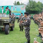 Ketua PC GP Ansor Kabupaten Kediri, Agus Rizmi Haitami Azizi, saat mengecek pasukan dengan naik Jeep jadul. foto: ist.