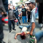 Warga saat mengerumuni ARH (28), warga Desa Bener, Kecamatan Tegalrejo, Yogyakarta, yang membawa kabur mobil di Kahuripan Nirwana Village, Sidoarjo.