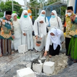 Wabup Bu Min didampingi Ketua LKNU Noto Utomo dan Direktur RSI Mabarrot dr. Izudin Sabana beserta ibu-ibu Muslimat NU saat peletakan batu pertama Klinik Pratama. (foto: SYUHUD/BANGSAONLINE)