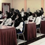 Para peserta mengikuti dengan seksama pelatihan mengenai infeksi.