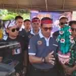 
Plt. Kalapas Narkotika Kelas IIA Pamekasan Kanwil Kemenkumham Jatim, Eddy Junaedi dan Perwakilan Polres Pamekasan serta Kodim 0826 Pamekasan melihat karya warga binaan.