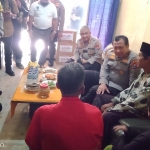 Kapolda Jatim Irjen Pol Toni Harmanto saat menyapa salah satu warga Desa Karangjati.