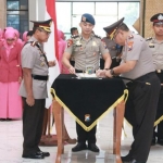 Kapolda Jatim Irjen Pol. Luki Hermawan saat memimpin sertijab Kapolresta Sidoarjo.