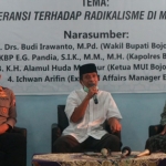 Wakil Bupati Bojonegoro Budi Irawanto (tengah) saat menjadi narasumber seminar kebangsaan yang diadakan Kampus IKIP PGRI Bojonegoro, Kamis (29/04/21).