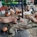 Foto yang dibagikan di media sosial oleh salah satu anggota Tentara Langit, sebutan bagi pasukan pemakaman jenazah pasien Covid-19 Kota Blitar, mereka tampak masih menggunakan alat pelindung diri (APD) lengkap saat tertidur.
