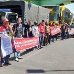 Sejumlah aktivis yang tergabung dalam Gerakan Reformasi Jember melakukan aksi demonstrasi di depan kantor Gubernur Jawa Timur, Jalan Pahlawan, Surabaya.