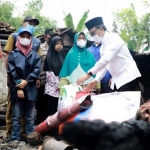 Bupati Pamekasan, Baddrut Tamam, saat mengunjungi korban kebakaran di Desa Ponteh Kecamatan Larangan.