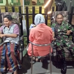 Anggota TNI tampak ikut mendonorkan darahnya.