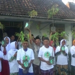 Pendukung Ganjar Pranowo saat menggelar aksi tanam pohon durian di Bojonegoro.